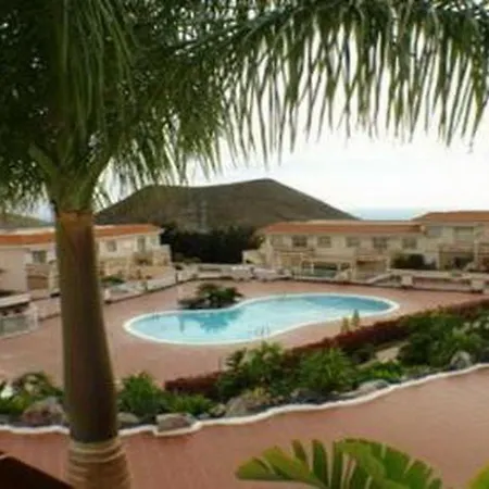 Lovely With Pool In Чайофа
